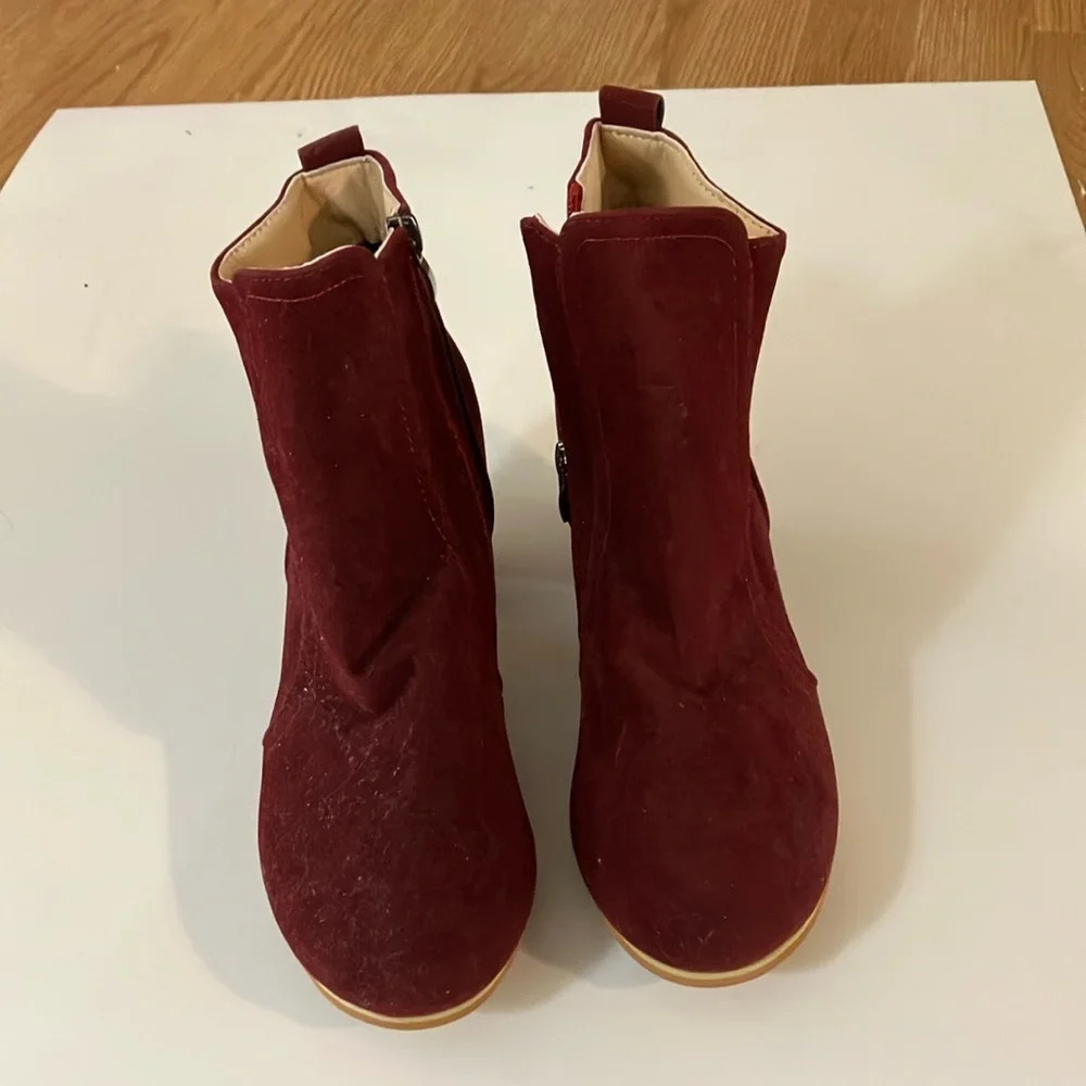 VERO CUOIO Italian Made Burgandy Suede Ankle Boots. Size 41 Excellent preowned